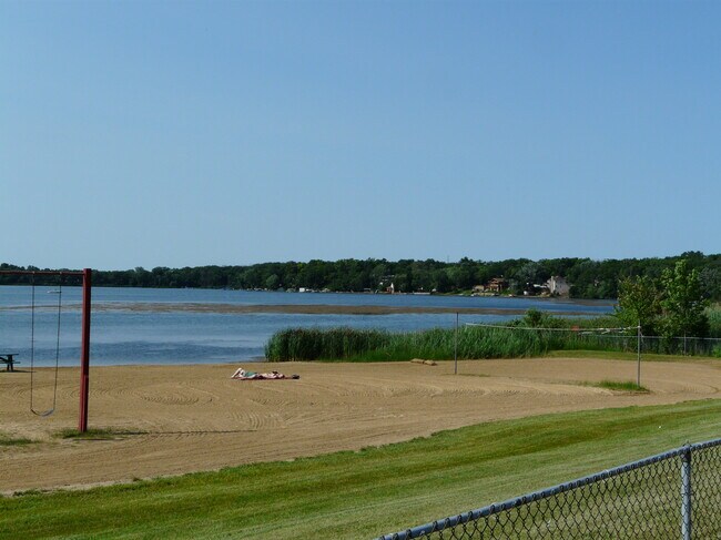 Building Photo - 709 Waters Edge Dr