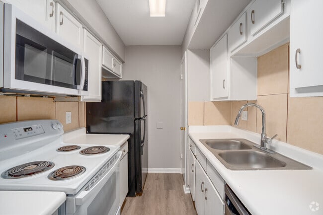 2BR, 2BA - 910SF - Kitchen - Highland Square Apartments