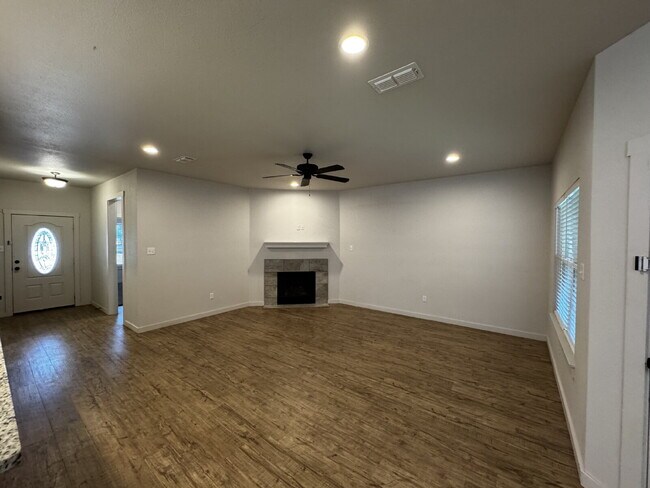 Foto del edificio - Beautiful Home Located Near Texas Tech Cam...