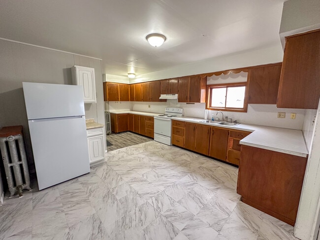 Building Photo - 401 S Oak St