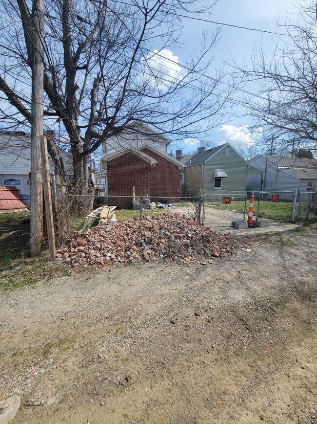 Foto del edificio - Spacious 3-bedroom Brick House