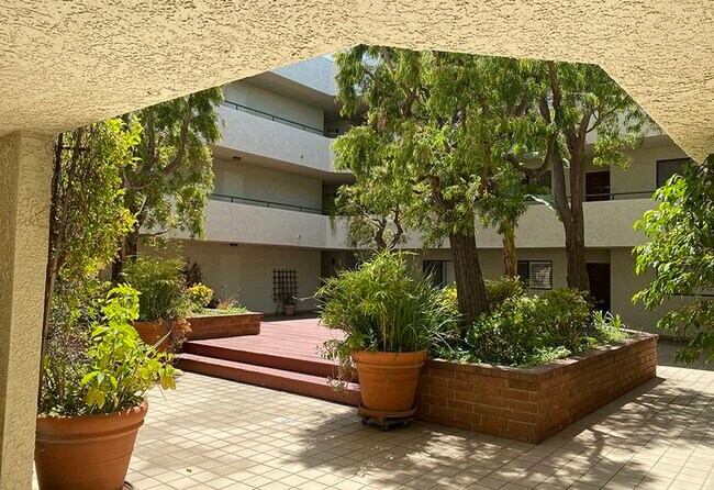 Foto del edificio - 3544 S Centinela Ave