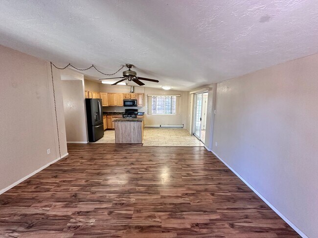 Foto del edificio - Move in special 4 Bedroom 2 Bathroom 1 Car...