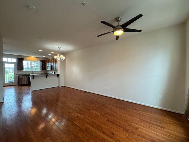 Foto del edificio - Stylish 3 Bed 3 Bath Townhome With Patio A...