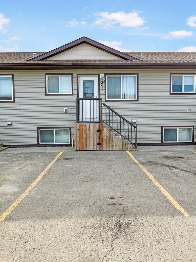 Building Photo - 9225-9293 93 Ave