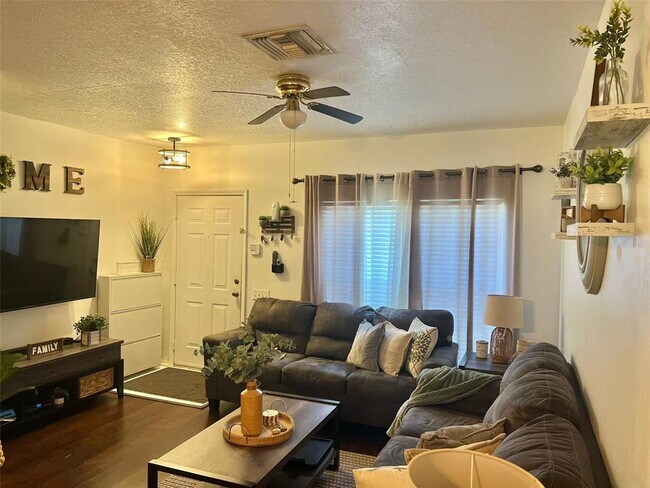 Foto del edificio - 2435 Lake Woodberry Cir
