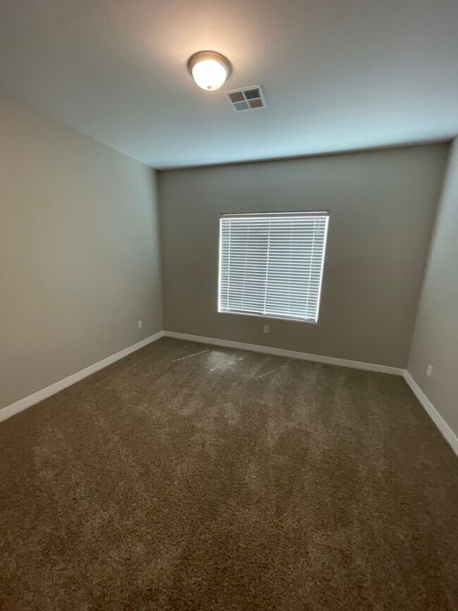 Building Photo - Beautiful Townhouse in Somerton!