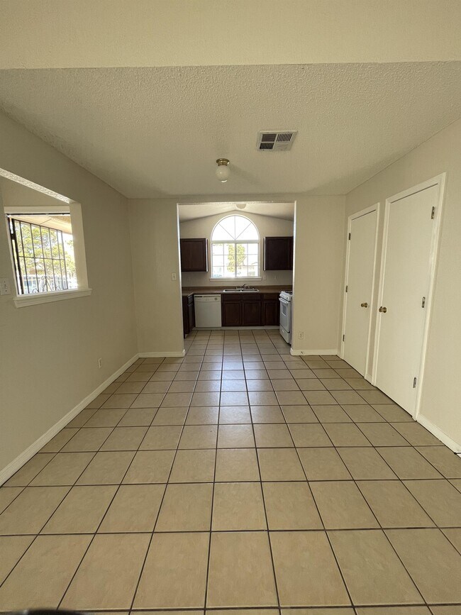 Building Photo - 12116 Rd House Dr