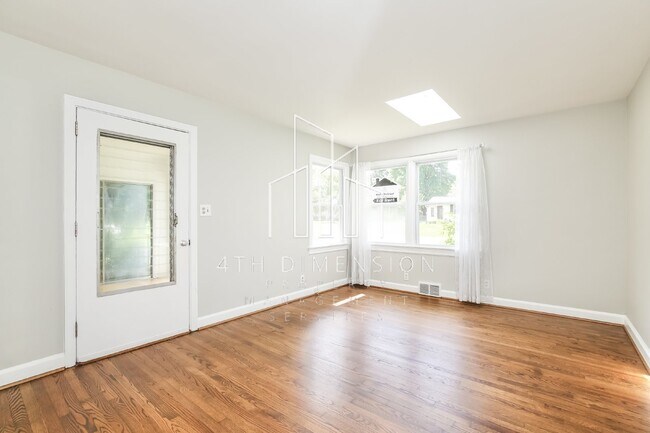 Building Photo - Charming 3 Bedroom Home with Fully Fenced ...