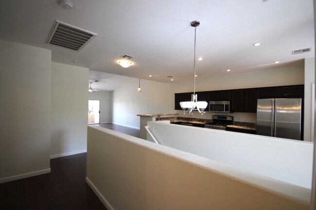 Building Photo - Close to shopping and easy access to Freeway!!!