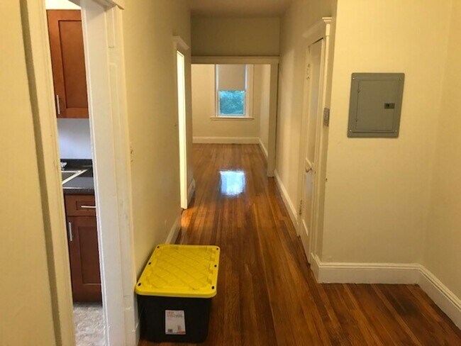 Foto del edificio - Large updated 2 bed unit with the landlord paying the full broker's fee!