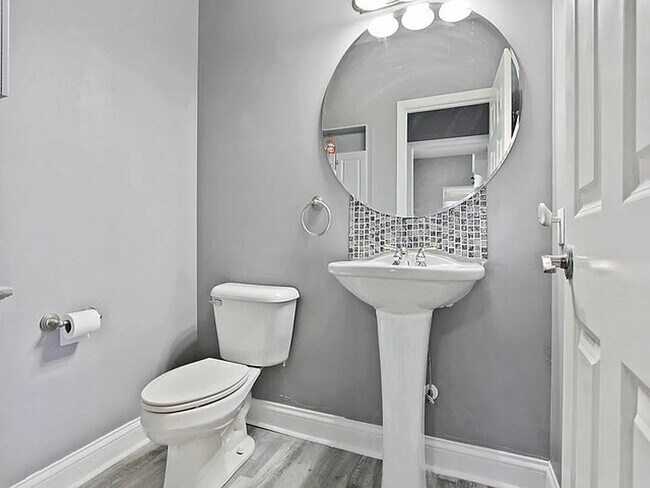 Foto del edificio - 2201 Knollbrook Way