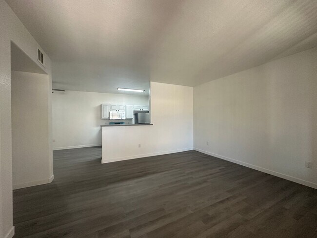 Building Photo - 2 Bedroom Condo
