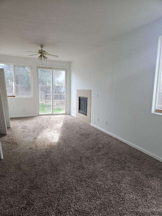 Foto del edificio - One story 4 bedroom nearby College