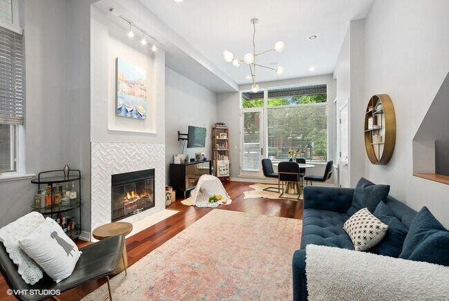 Living Room/Dining Room - 942 N Winchester Ave