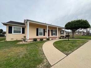 Building Photo - 522 S Ranch St