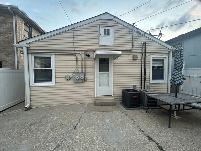 Building Photo - 1709 N 40th Ave