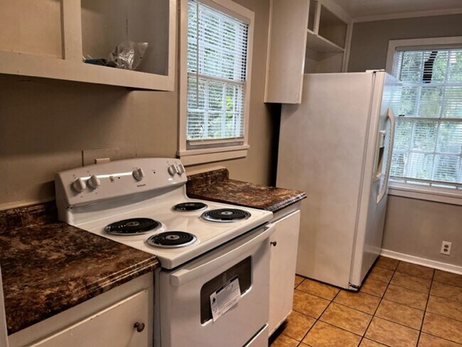 Building Photo - Check Out This 3Bedroom/1Bath Home Near VSU!