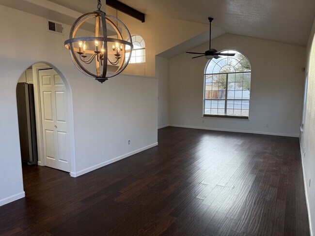 Foto del edificio - 10538 Olympic St NW