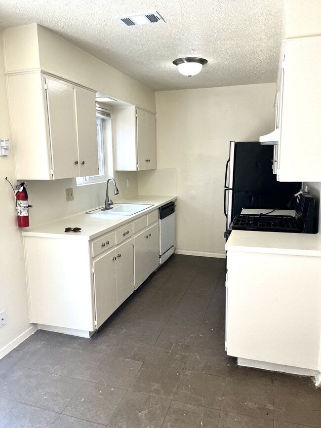 Building Photo - 6305 Hyside Dr