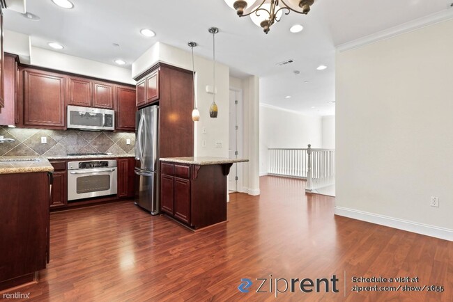Building Photo - 2 br, 2.5 bath Townhome - 1188 Morse Avenu...