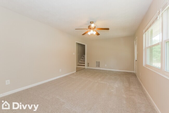 Building Photo - 1028 Pinecrest Drive