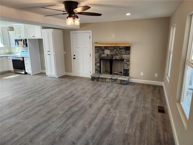 Foto del edificio - 240 Grand Oak Ln