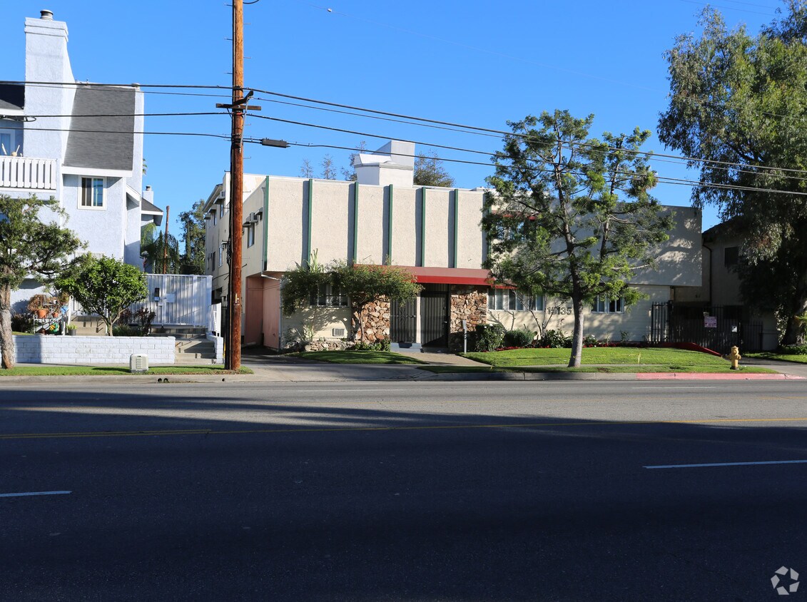 Primary Photo - 15135 Victory Blvd