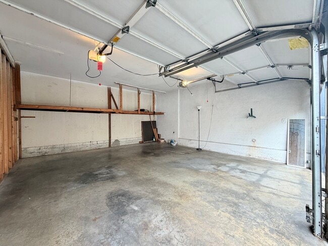 Building Photo - Beautiful two bedroom one bath