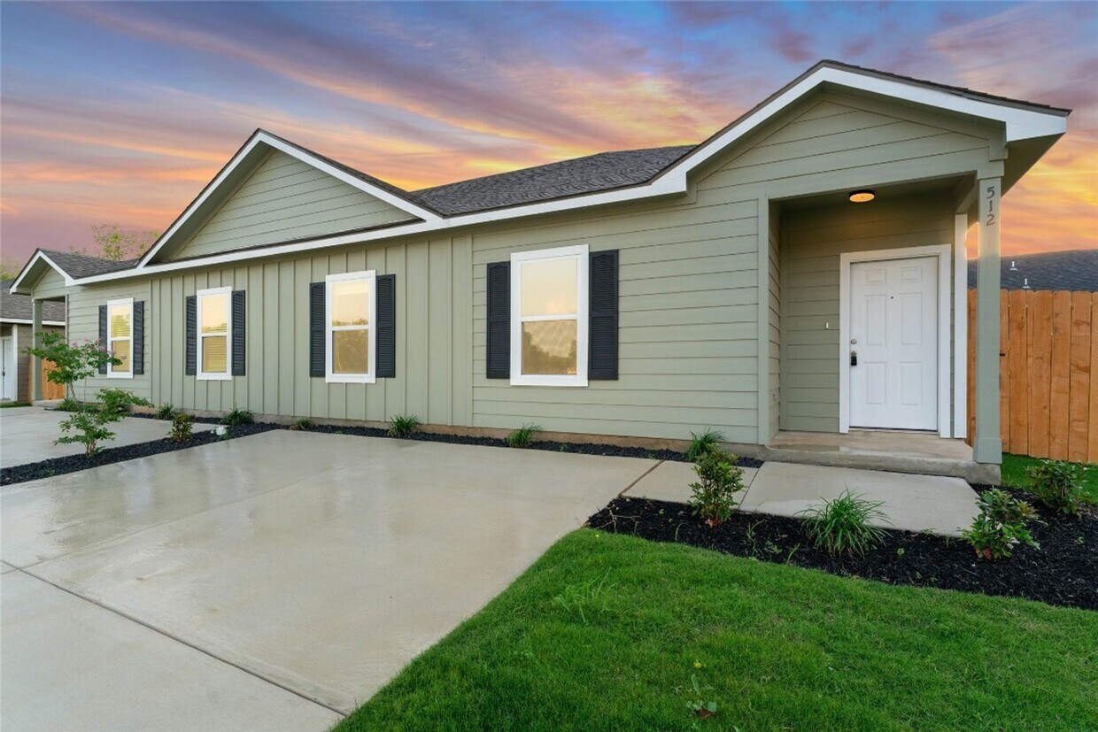 Primary Photo - Stunning New Duplex Home in Seguin