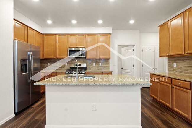 Building Photo - Modern townhome with a two car attached ga...