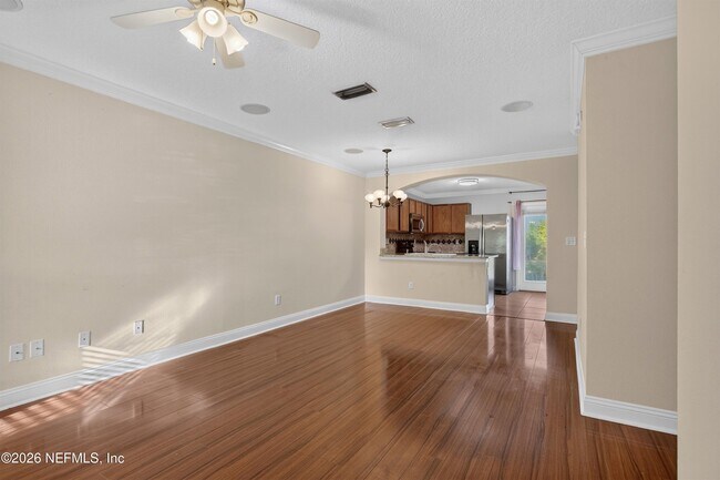 Foto del edificio - 353 Redwood Ln