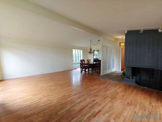 Foto del edificio - Mid-Century Modern Home in Kenmore- Fully ...