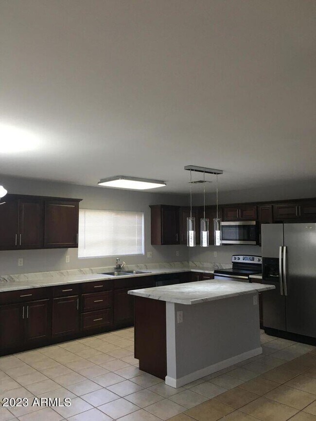 Building Photo - 728 E Rose Marie Ln