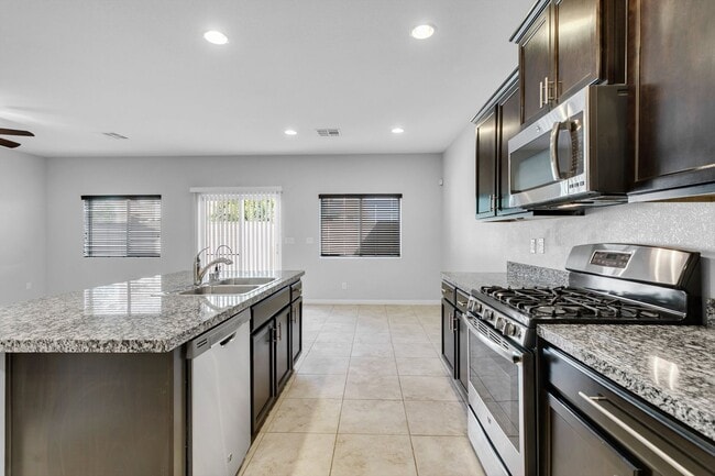 Building Photo - Great Southwest Home