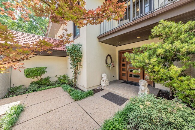 Foto del edificio - GORGEOUS, Gated Ridglea Country Club Townh...