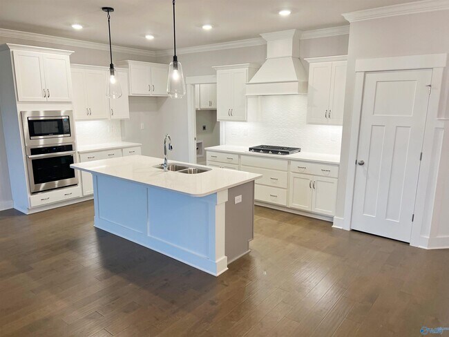 Building Photo - 142 Rugby Dr