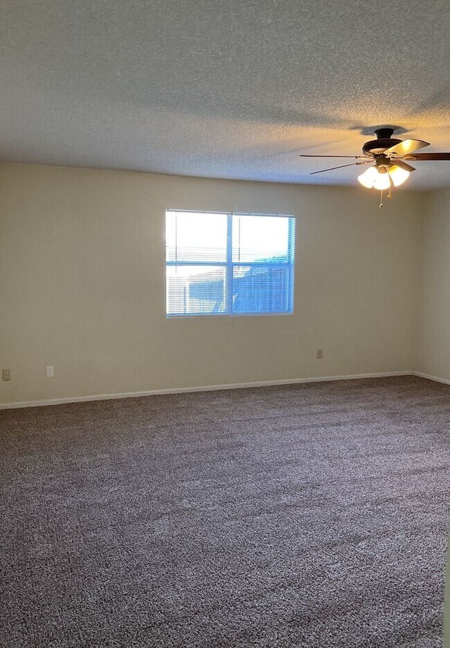 Foto del edificio - AVAILABLE NOW!