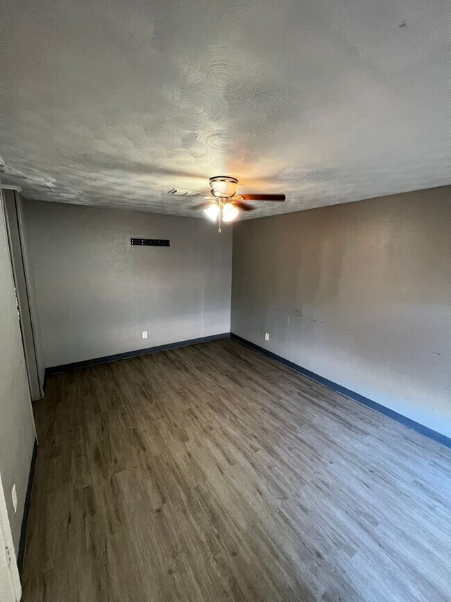 Building Photo - Coming Soon! Nice, 3 bed/1.5 bath with vin...