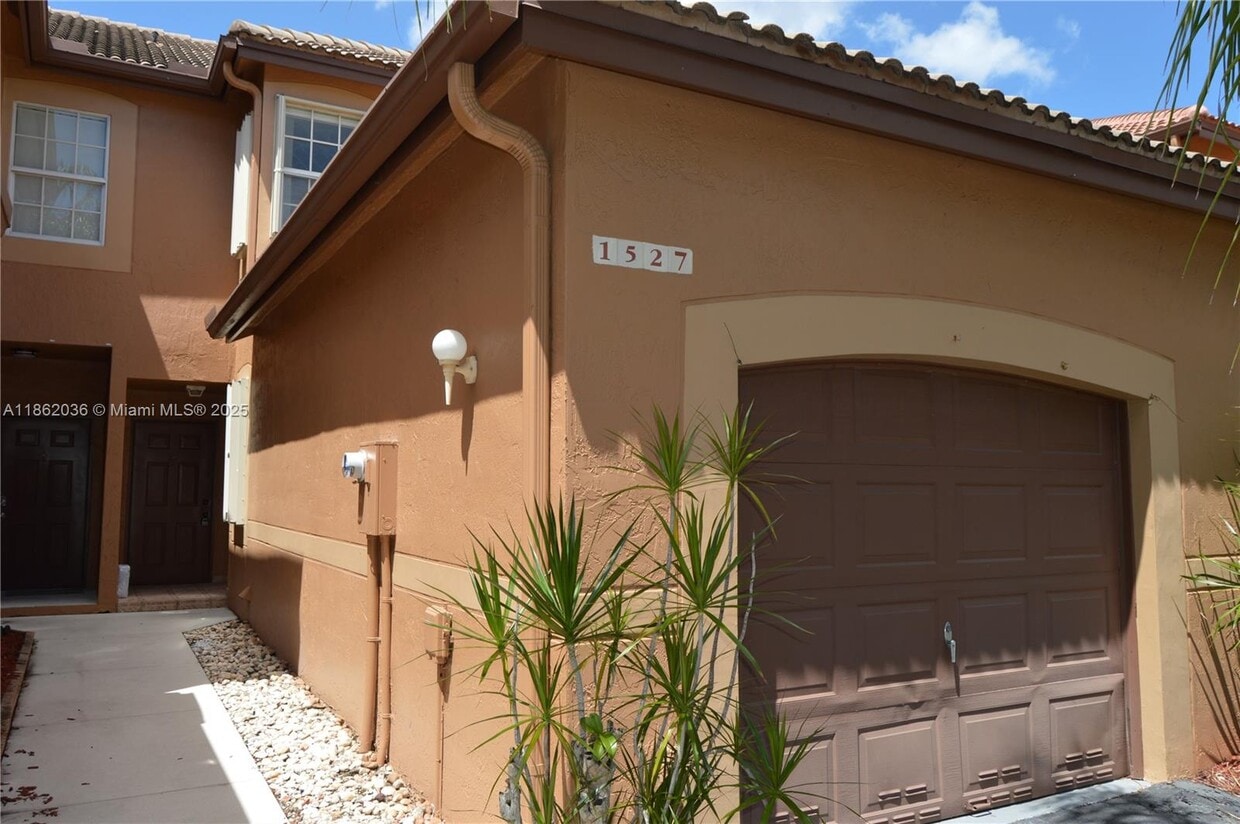 Primary Photo - 1527 Veracruz Ln