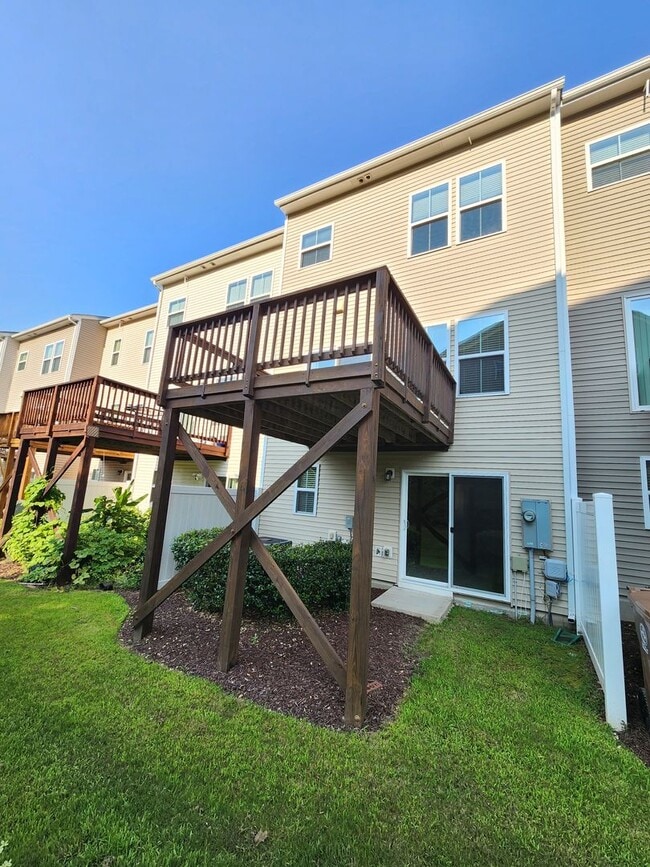 Building Photo - 4 Bedroom Cary Townhome! Great Location, N...