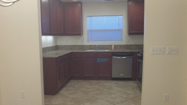 Foto del edificio - 320 E Foothill Blvd
