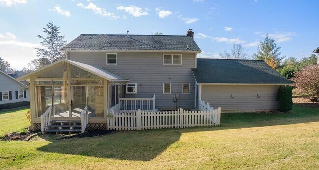 Foto del edificio - 16 Meadows Cir