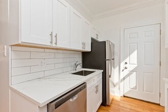 Building Photo - 5332 N Kenmore Ave