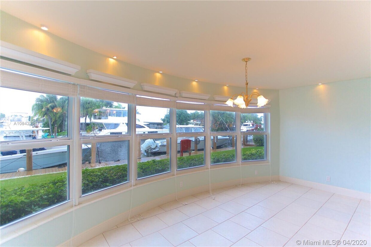 Primary Photo - 5100 Bayview Dr