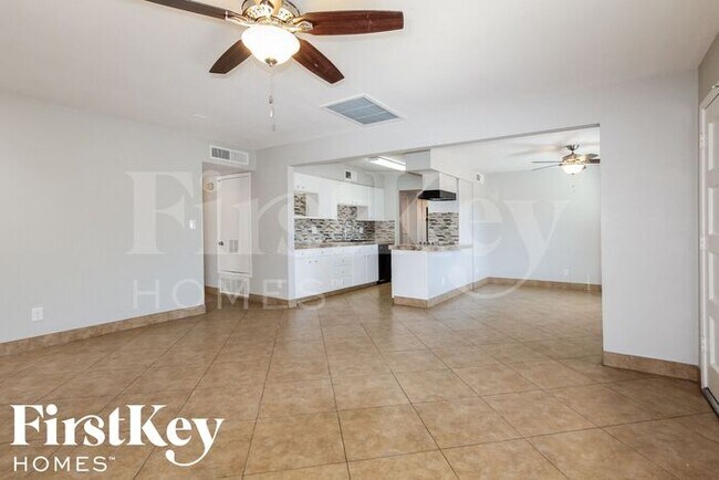 Foto del edificio - 2324 East Paradise Drive