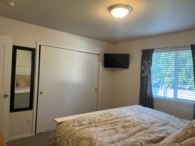 Foto del edificio - 1045 N Shannon Ln