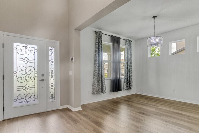 Foto del edificio - Discover luxury living in the gated Whispe...