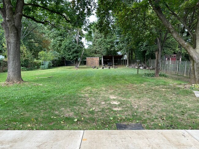 Building Photo - 1320 Green Tree Ln