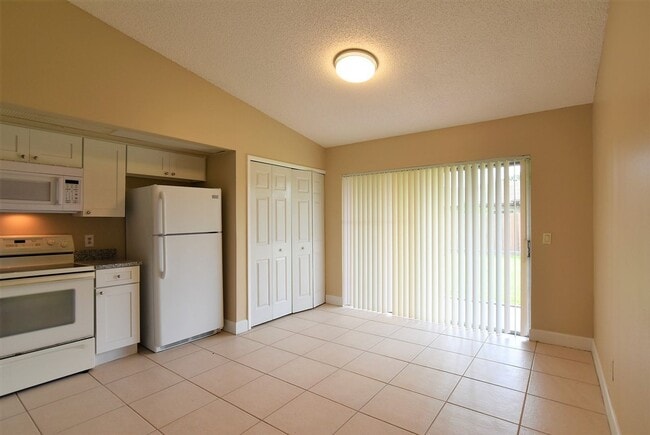 Building Photo - UPDATED 3BR 2BA East Orlando END UNIT in R...